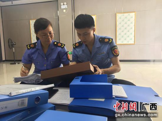 图为执法人员检查月饼生产企业。 图为执法人员检查月饼生产企业。