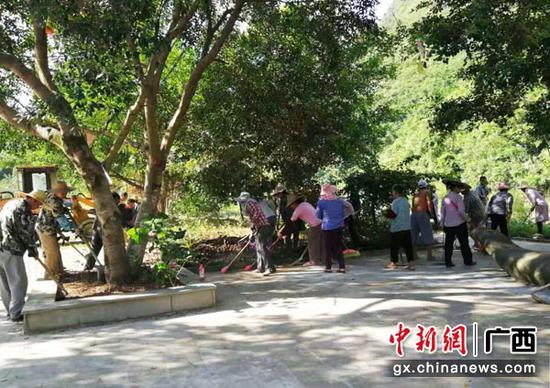 图为巴马甲篆镇平安村平寒屯村民打扫河道沿边卫生。 图为巴马甲篆镇平安村平寒屯村民打扫河道沿边卫生。