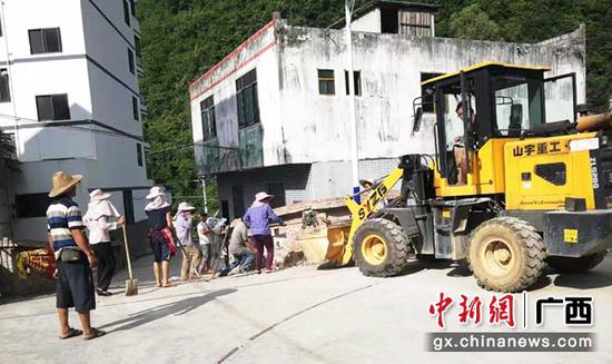图为巴马甲篆镇平安村平寒屯村民清理公共场所污垃。 图为巴马甲篆镇平安村平寒屯村民清理公共场所污垃。
