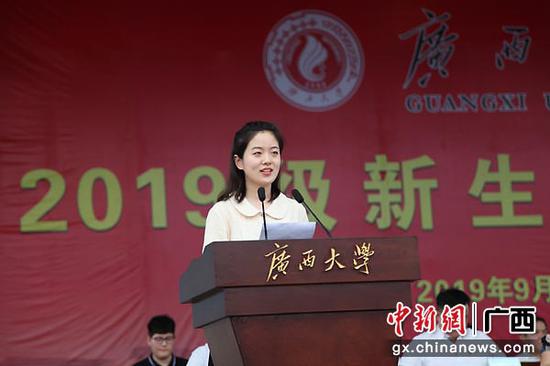图为学生代表在开学典礼上发言。中新社记者 杨志雄 摄