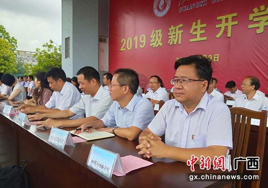 图为开学典礼现场。中新社记者 杨志雄 摄 图为开学典礼现场。中新社记者 杨志雄 摄