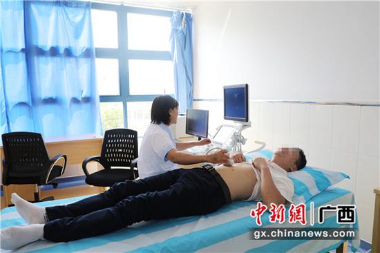 为病人进行B超检查 为病人进行B超检查