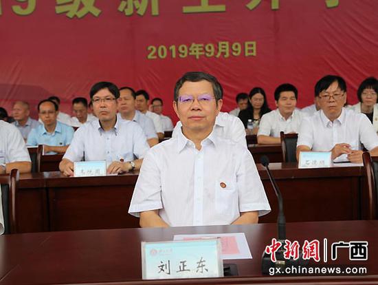 图为广西壮族自治区政协副主席、广西大学党委书记刘正东出席开学典礼。中新社记者 杨志雄 摄