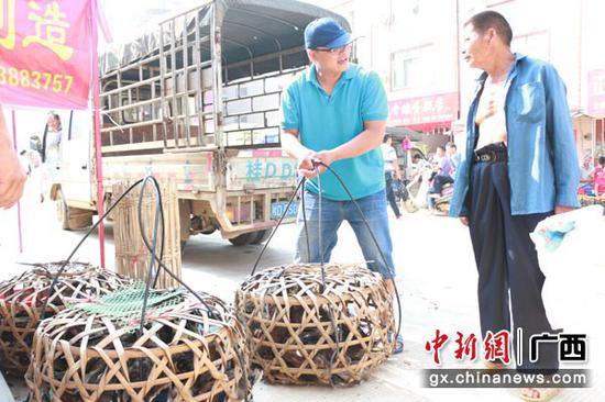 图为周边县市客商到京南镇赶圩采购。廖伟 摄 图为周边县市客商到京南镇赶圩采购。廖伟 摄