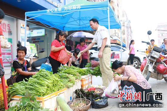 图为市民特地驱车到京南镇赶圩,购买“绿色·无公害”土特产。廖伟 摄 图为市民特地驱车到京南镇赶圩,购买“绿色·无公害”土特产。廖伟 摄