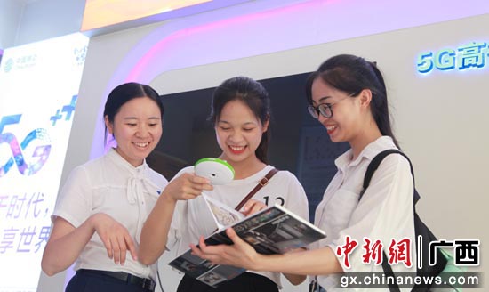 桂林5G校园体验官黎同学正在体验5G应用-奇幻博物馆 桂林5G校园体验官黎同学正在体验5G应用-奇幻博物馆