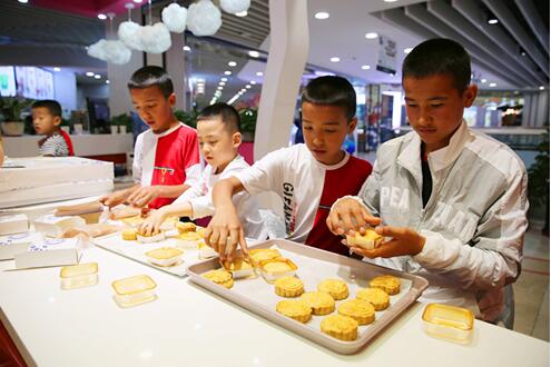 四名萌娃体验手工月饼制作欢度中秋
