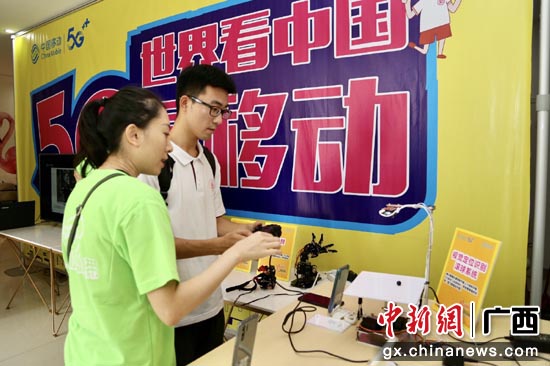 柳州5G校园体验官刘同学正在体验5G应用-视觉定位滚珠系统 柳州5G校园体验官刘同学正在体验5G应用-视觉定位滚珠系统