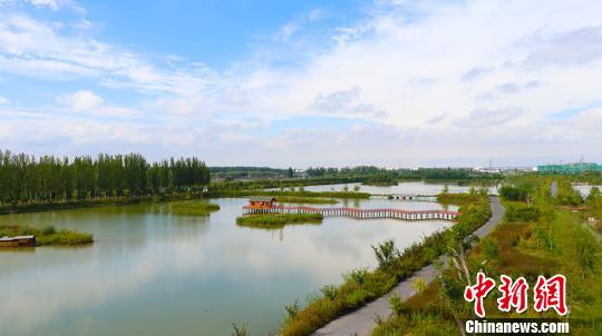 新疆阿克苏国家湿地公园成游客休闲好去处