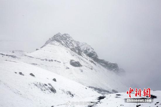 　　[“最美公路”遇上雪景有多美？随手一拍都是桌面壁纸！]继7日出现降雪后，位于新疆西北部的伊昭公路察布查尔路段10日再次迎来降雪，该公路是新疆最美的公路之一，被誉为可媲美独库公路的险峻与壮美。此次降雪，积雪较多，道路湿滑，青色的松树上、褐色的岩石上都落满雪花。山间和森林里云雾萦绕，一幅美不胜收的图画。由于降雪和浓雾天气，<a href=