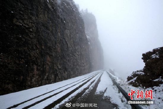 　　[“最美公路”遇上雪景有多美？随手一拍都是桌面壁纸！]继7日出现降雪后，位于新疆西北部的伊昭公路察布查尔路段10日再次迎来降雪，该公路是新疆最美的公路之一，被誉为可媲美独库公路的险峻与壮美。此次降雪，积雪较多，道路湿滑，青色的松树上、褐色的岩石上都落满雪花。山间和森林里云雾萦绕，一幅美不胜收的图画。由于降雪和浓雾天气，该路段不具备通行条件，已临时双向交通管制。（努尔曼拜·杰提米斯拜 摄）