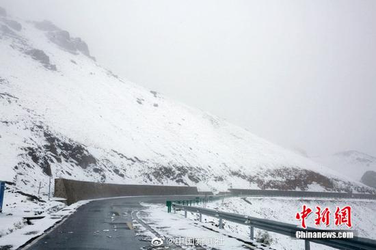 　　[“最美公路”遇上雪景有多美？随手一拍都是桌面壁纸！]继7日出现降雪后，位于新疆西北部的伊昭公路察布查尔路段10日再次迎来降雪，该公路是新疆最美的公路之一，被誉为可媲美独库公路的险峻与壮美。此次降雪，积雪较多，道路湿滑，青色的松树上、褐色的岩石上都落满雪花。山间和森林里云雾萦绕，一幅美不胜收的图画。由于降雪和浓雾天气，该路段不具备通行条件，已临时双向交通管制。（努尔曼拜·杰提米斯拜 摄）