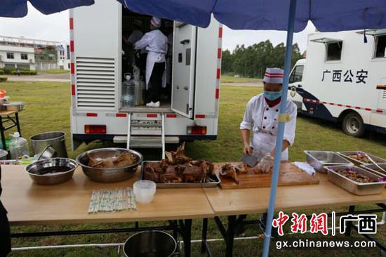 图为工作人员利用炊事车进行餐饮保障。林浩 摄 图为工作人员利用炊事车进行餐饮保障。林浩 摄