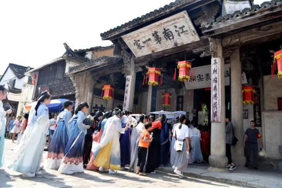 古镇特色服装运营,古镇特色服装运营方案