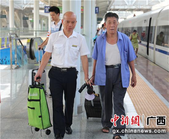 桂林火车站工作人员热情服务重点旅客。常国思 摄