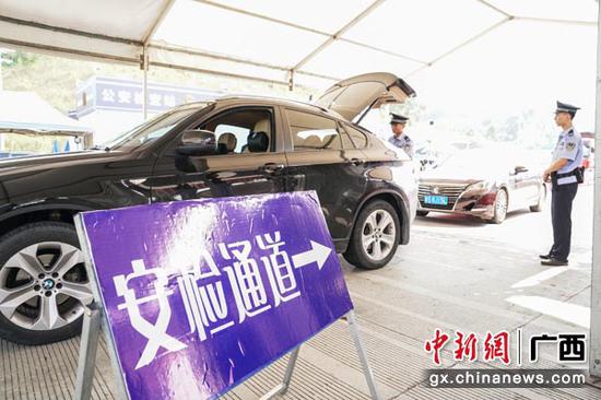 图为安检人员检查入城车辆。陈冠言 摄 图为安检人员检查入城车辆。陈冠言 摄