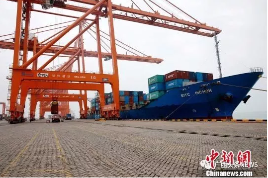 大型机械在钦州保税港区吊装集装箱货物。曾开宏 摄