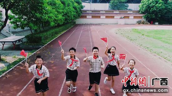 图为南宁市锦华小学2016级6班学生在歌唱《我和我的祖国》。锦宣  摄