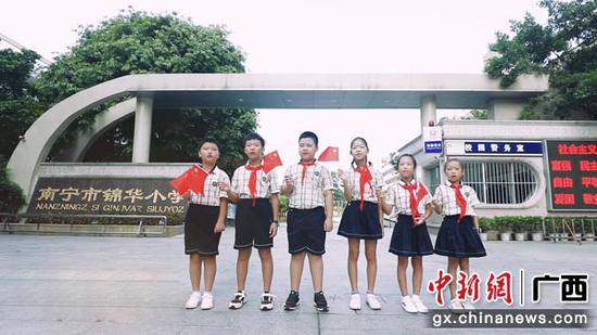 图为南宁市锦华小学2016级6班学生在歌唱《我和我的祖国》。锦宣  摄