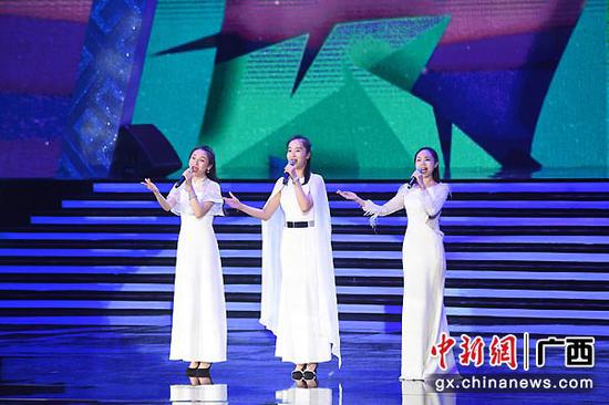 9月17日晚，“我心中的歌”南宁市庆祝中华人民共和国成立70周年群众文化活动暨第21届南宁国际民歌艺术节“大地飞歌·2019”在广西体育中心体育馆进行彩排。图为彩排现场。俞靖  摄