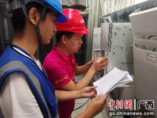 广西移动工作人员进行5G网络设备建设施工 广西移动工作人员进行5G网络设备建设施工