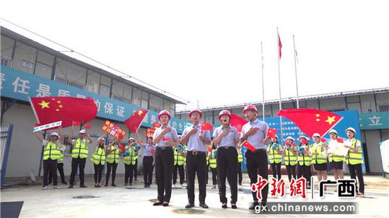 中建四局三公司广西分公司将红歌送入工地。
