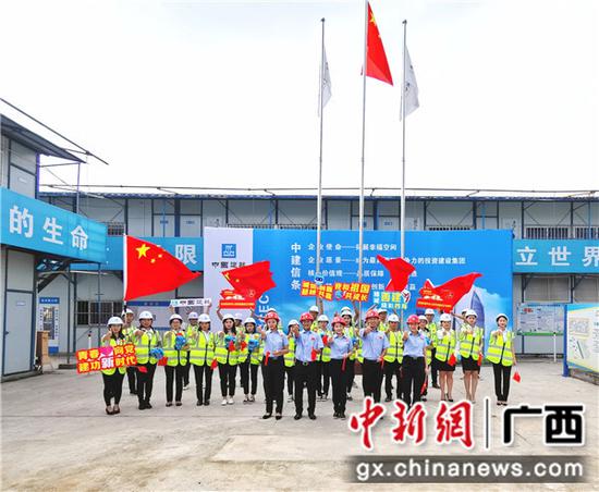 金源城五期项目工地上唱响《我和我的祖国》。