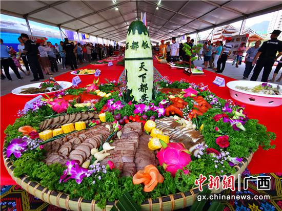 9月17日，广西河池市各族群众精心烹制的各种美食，欢庆“中国农民丰收节”。