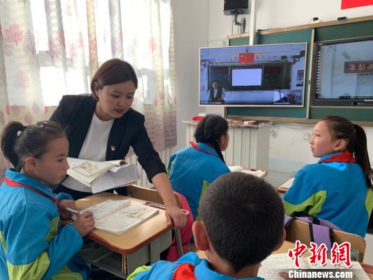 新疆举办“西部农村小学信息化”现场交流会
