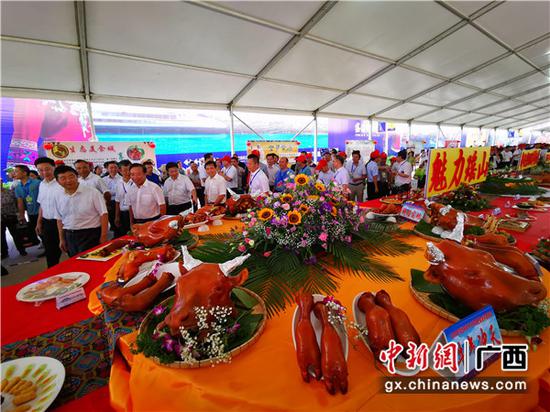 9月17日，广西河池市各族群众精心烹制的各种美食，欢庆“中国农民丰收节”。