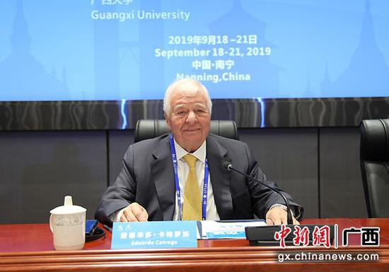 葡萄牙前财政部部长爱德华多·卡特罗加出席论坛并进行主旨演讲。 葡萄牙前财政部部长爱德华多·卡特罗加出席论坛并进行主旨演讲。