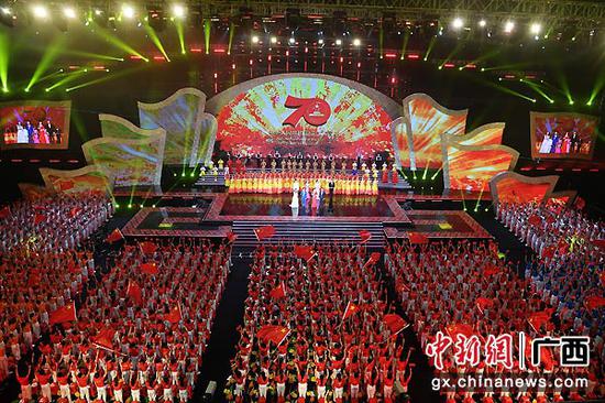 图为台下逾千名观众与台上歌手联袂互动演唱，深情告白祖国。俞靖  摄