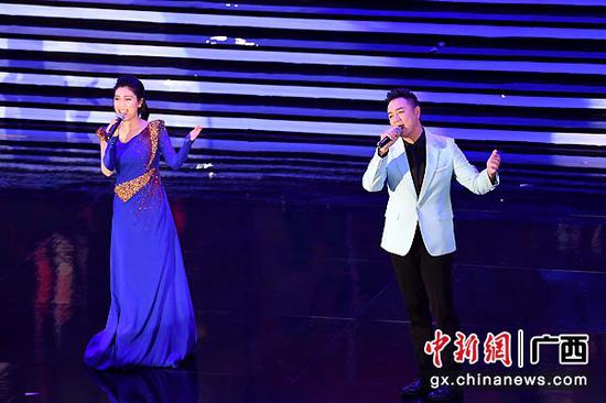 图为歌曲《东方之珠》，台上台下互动演唱。俞靖  摄