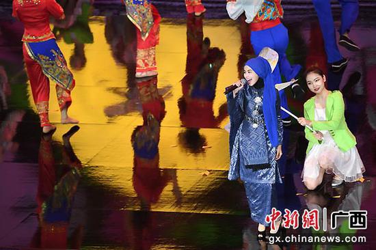 图为马来裔新生代歌手玛莎带来欢快的《月亮风筝》展示了马来西亚传统歌谣的魅力。俞靖  摄