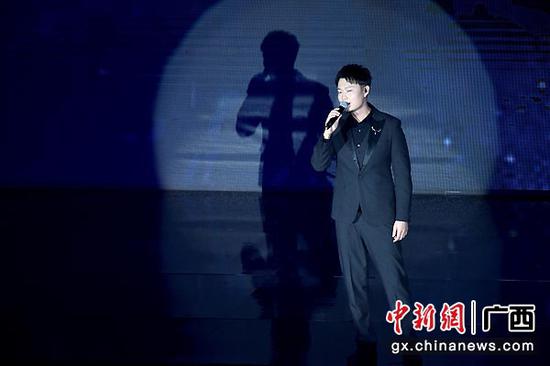 图为中国青年歌手鞠红川演唱电影《流浪地球》主题歌《大船》。俞靖  摄