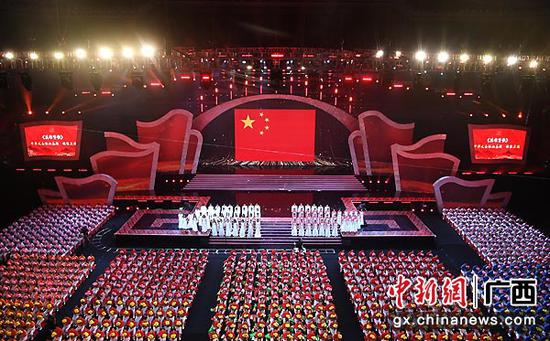 圖為在序篇《歌聲嘹亮》環節，臺下由逾千名觀眾組成的拉歌方陣齊聲唱響《歌唱祖國》《今天是你的生日》等十數首愛國曲目，深情告白新中國成立70周年，點燃全場熱烈氛圍。俞靖  攝