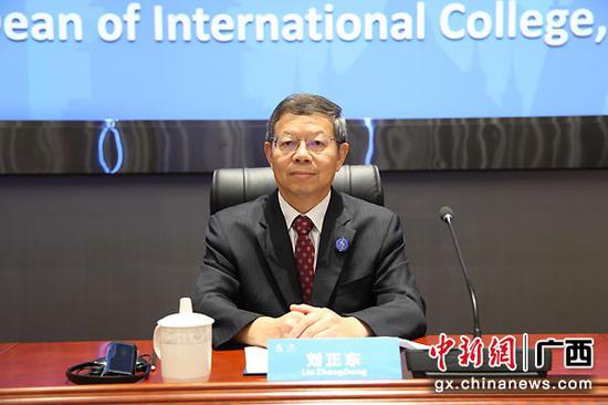 广西壮族自治区政协副主席、广西大学党委书记刘正东出席论坛并致辞。 广西壮族自治区政协副主席、广西大学党委书记刘正东出席论坛并致辞。