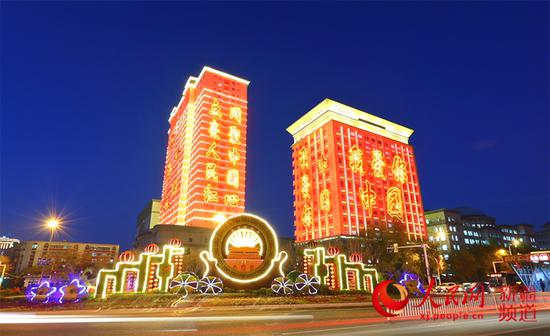 920向祖▃国表白!人民红点亮Ψ 乌鲁木齐夜空