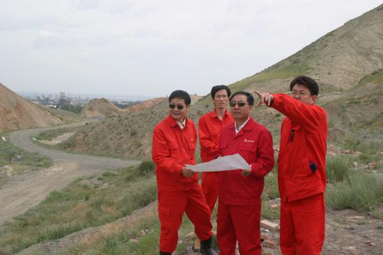 2007年,新疆油田公司副总经理杨学文勘察独山子油田。白洋 摄