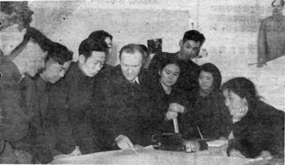 1956年1月,苏联测量专家T·Ⅱ·阿诺赫正给向准噶尔中央地台区进军的突击队员们,讲解三角纲设计图的部署情形。 新疆油田供图