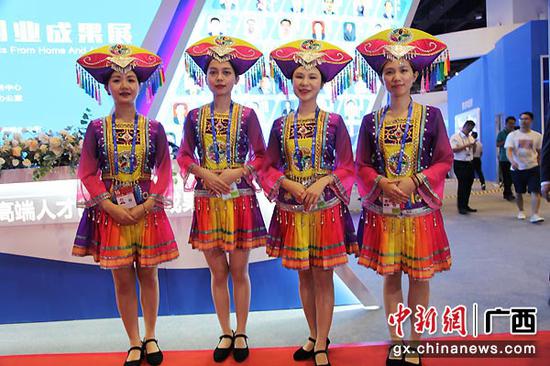 图为壮乡姑娘迎接参加东博会的四海宾朋。中新社记者 杨志雄 摄
