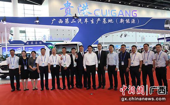图为参展商合影。中新社记者 杨志雄 摄