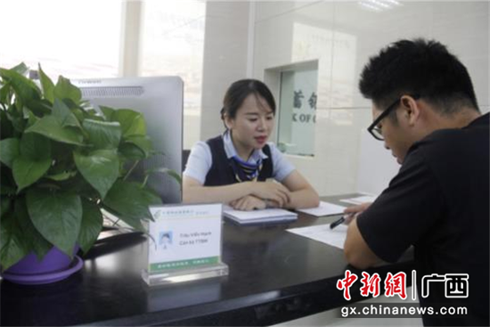 边贸网点客户经理在为客户办理边贸结算业务 边贸网点客户经理在为客户办理边贸结算业务