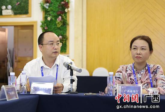 图为 广西发改委(通道办)副处长来守林介绍广西推动陆海新通道建设整体情况。 图为 广西发改委(通道办)副处长来守林介绍广西推动陆海新通道建设整体情况。