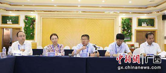 图为宁夏回族自治区商务厅副厅长孔国华介绍情况。 图为宁夏回族自治区商务厅副厅长孔国华介绍情况。