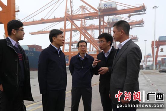 工行广西区分行行长王学勇(左二)在北部湾港务集团调研深入考察企业需求。 工行广西区分行行长王学勇(左二)在北部湾港务集团调研深入考察企业需求。