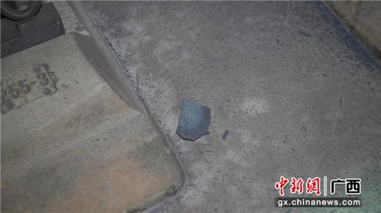 为大型打磨列车砂轮和钢轨剧烈摩擦产生的碎渣。伍汉 摄 为大型打磨列车砂轮和钢轨剧烈摩擦产生的碎渣。伍汉 摄