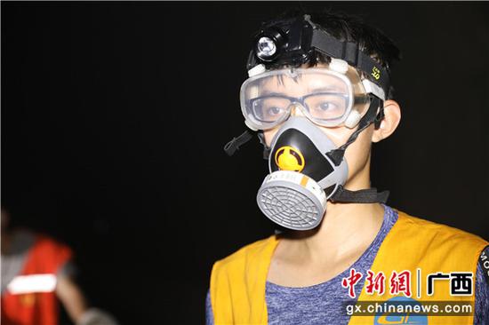 为整装待发的铁路职工。伍汉 摄 为整装待发的铁路职工。伍汉 摄