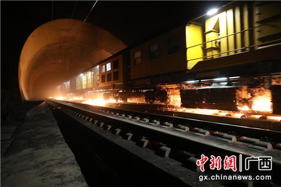 为大型打磨列车正在缓缓驶进隧道,准备对隧道内钢轨进行打磨。秦昱翔 摄 为大型打磨列车正在缓缓驶进隧道,准备对隧道内钢轨进行打磨。秦昱翔 摄