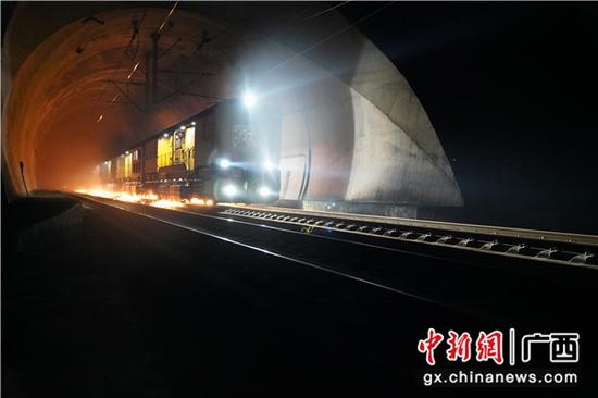 为大型打磨列车正在缓缓驶进隧道,准备对隧道内钢轨进行打磨。秦昱翔 摄 为大型打磨列车正在缓缓驶进隧道,准备对隧道内钢轨进行打磨。秦昱翔 摄